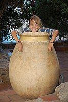 Calvi, Sina im Tonkrug.JPG